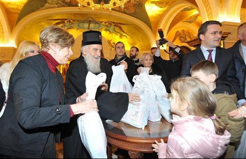 SVEČANOST NA SVETOSAVSKOM PLATOU: Patrijarh Irinej otvorio manifestaciju  "Božićno seoce kod Hrama"
